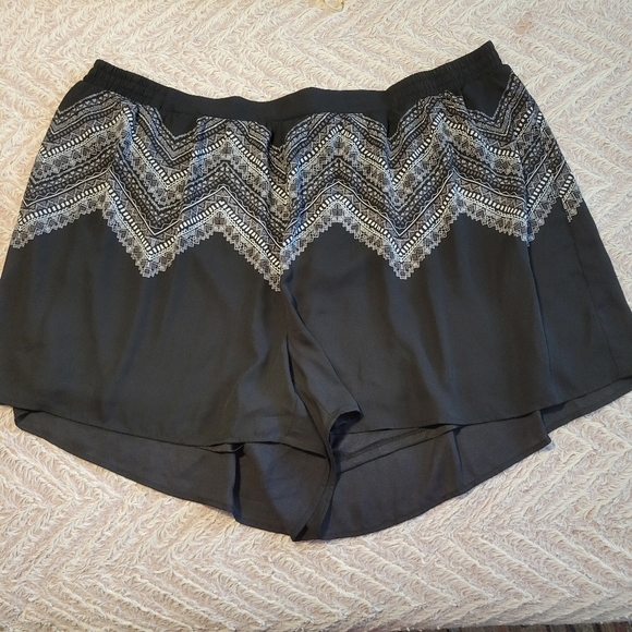 NWT Torrid Size 4 Chiffon Double lined Short - Picture 2 of 5